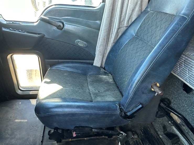 #33712-•-2011-mack-cxu-t/a-sleeper-truck-tractor-1m1aw09y5bm013138-image-73