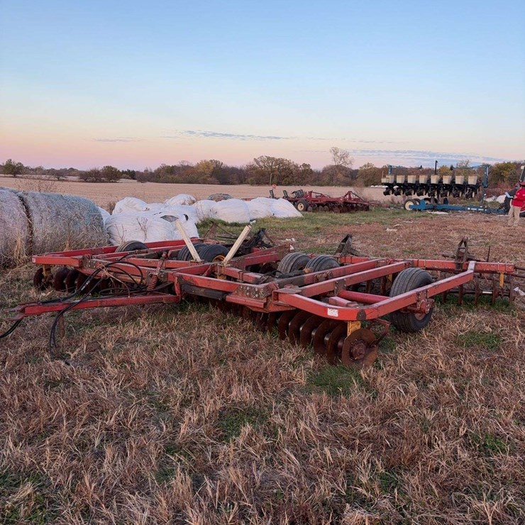 Kewanee 21ft Disk, tandem axle on frame, 7 1/2'' spacing.
