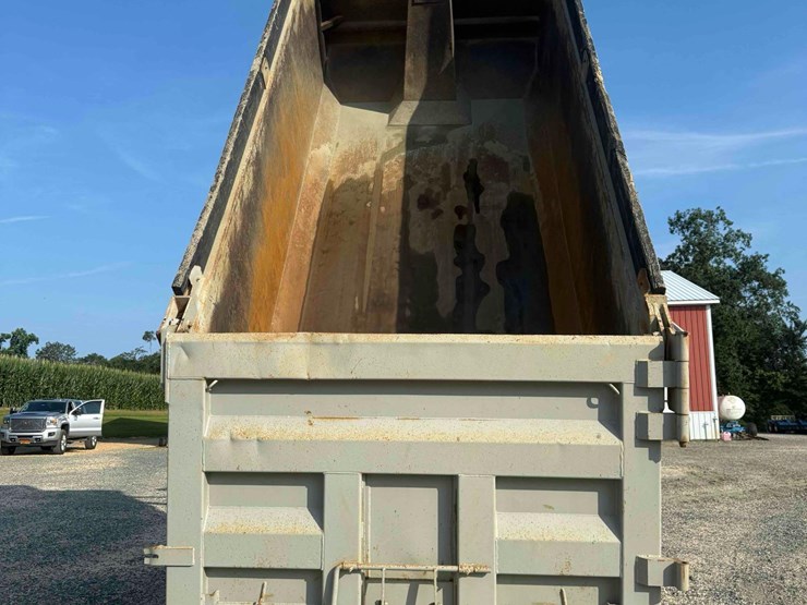 2005-mack-granite-ch713-tri-axle-dump-image-6