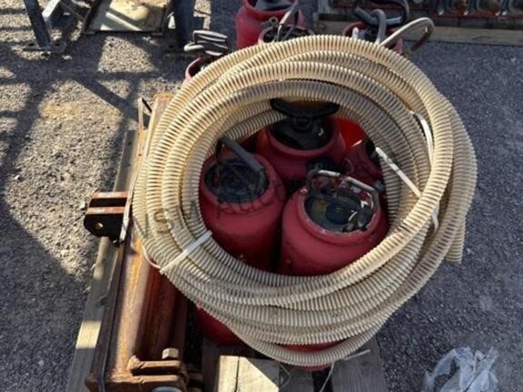pallet-of-misc-sprayers-and-hose-image-2