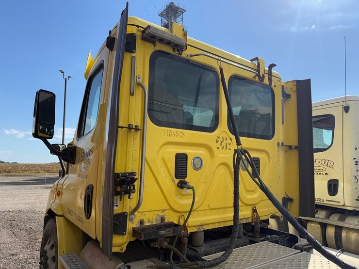 freightliner-semi-tractor-image-16