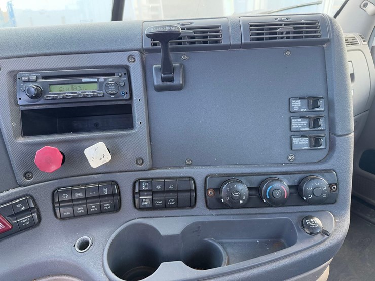 freightliner-semi-tractor-image-32