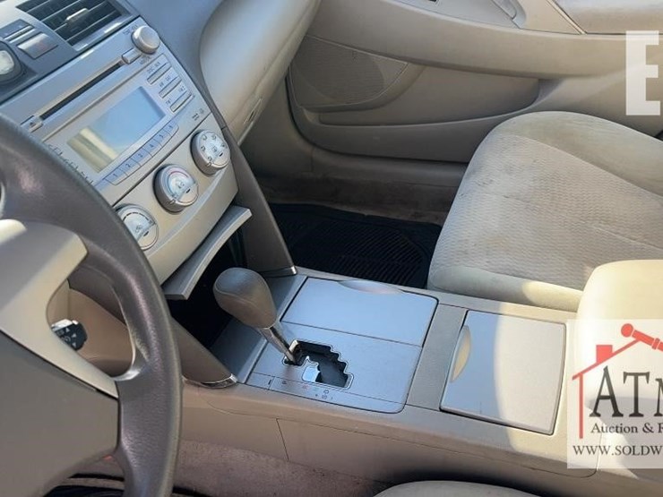 2010-toyota-camry-le-image-16