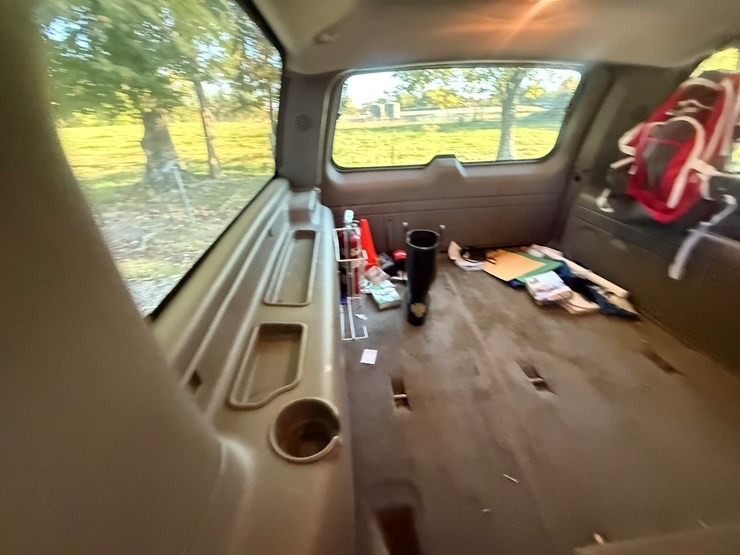 2004-chevrolet-suburban-image-29