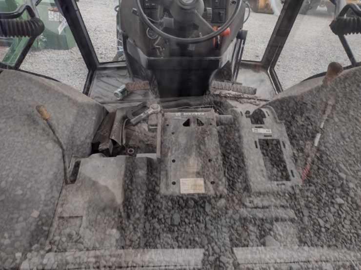 new-holland-3930-tractor-cab-(qea-6446)-image-11