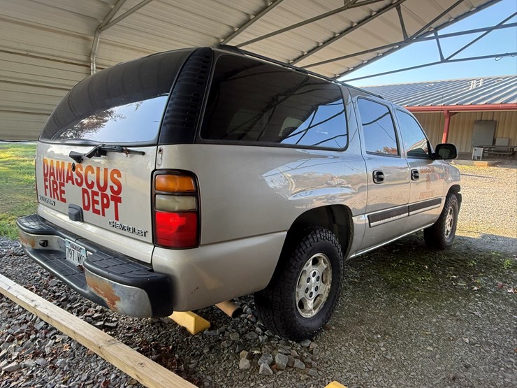 2004-chevrolet-suburban-image-3