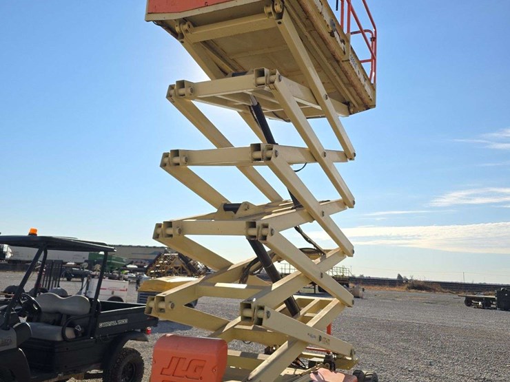 2011-jlg-4069le-image-12