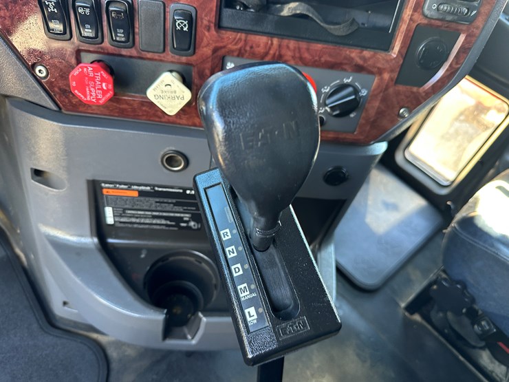 #33710-•-2011-mack-cxu-t/a-sleeper-truck-tractor-1m1aw09y3bm013638-image-69