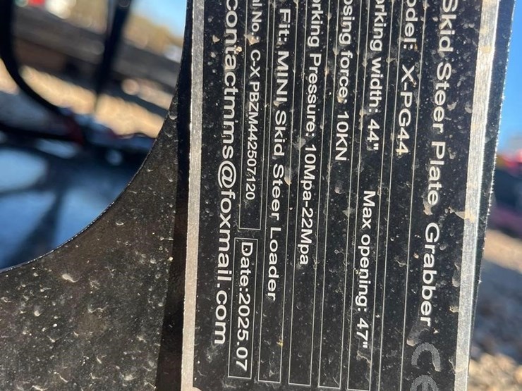 future-44in-hydraulic-skid-steer-plate-grabber-image-4