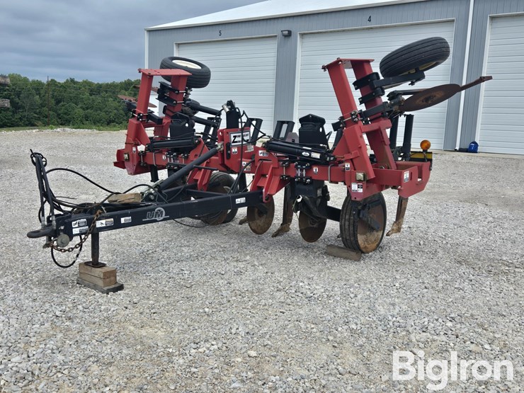 unverferth-130-zone-builder-no-till-ripper-image-1