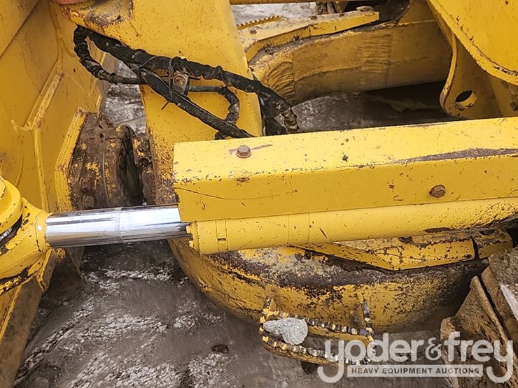 2017-komatsu-d61pxi-24-image-16