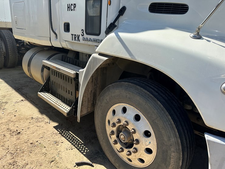 #33712-•-2011-mack-cxu-t/a-sleeper-truck-tractor-1m1aw09y5bm013138-image-41