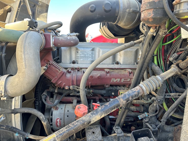 #33710-•-2011-mack-cxu-t/a-sleeper-truck-tractor-1m1aw09y3bm013638-image-52