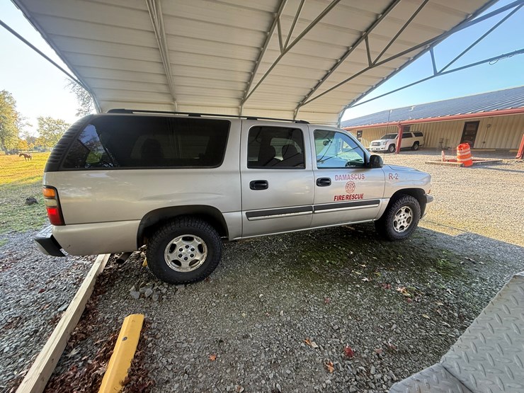 2004-chevrolet-suburban-image-14