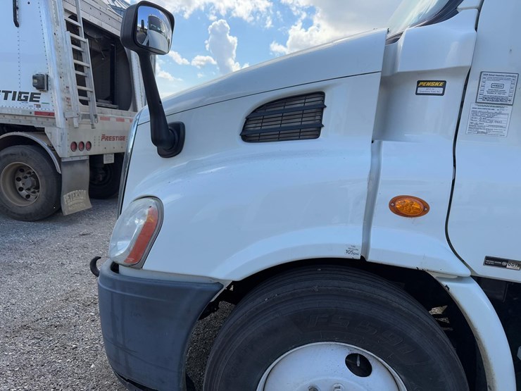 freightliner-semi-tractor-image-14