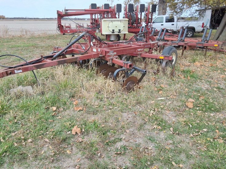 earthmaster-m&w-disc-ripper,-5-shank,-1165-model,-with-4-bar-harrows-image-1