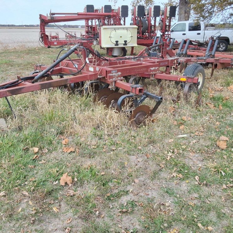 Earthmaster M&W Disc Ripper, 5 shank, 1165 model, with 4 bar harrows