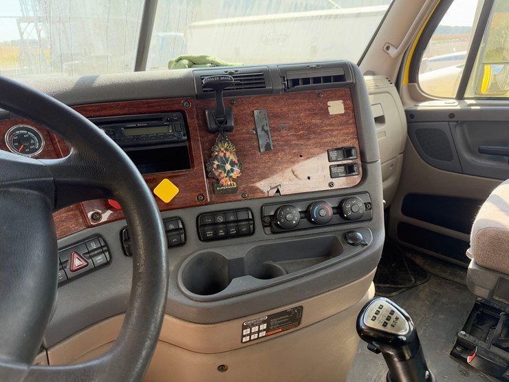 freightliner-semi-tractor-image-22