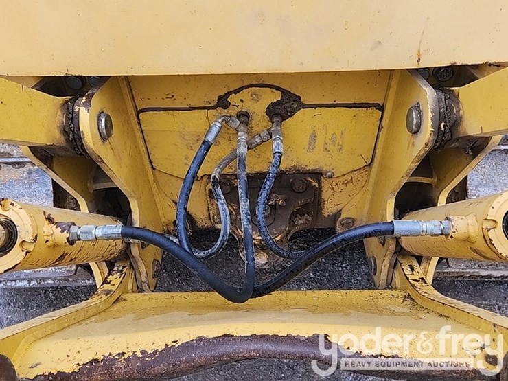 2004-deere-700h-image-11