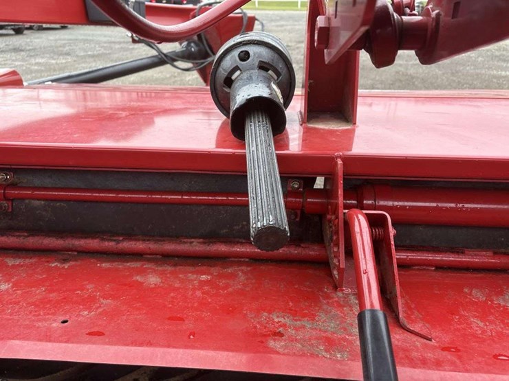 2021-new-holland-210-image-12