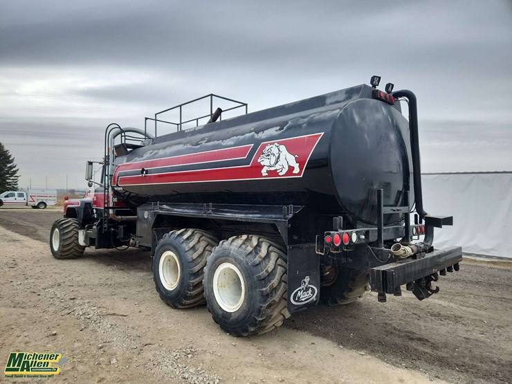 1976-mack-r600-image-3