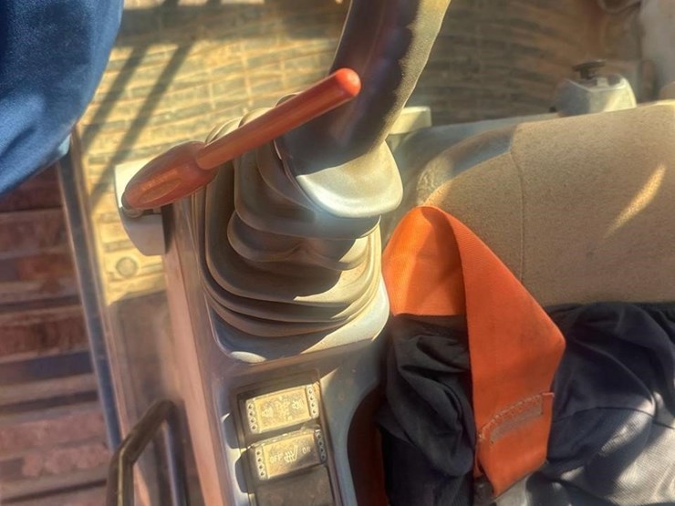 2016-hitachi-zx250-lc-image-20