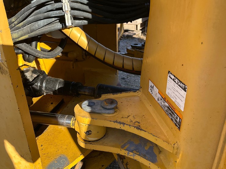 1999-deere-744h-image-9