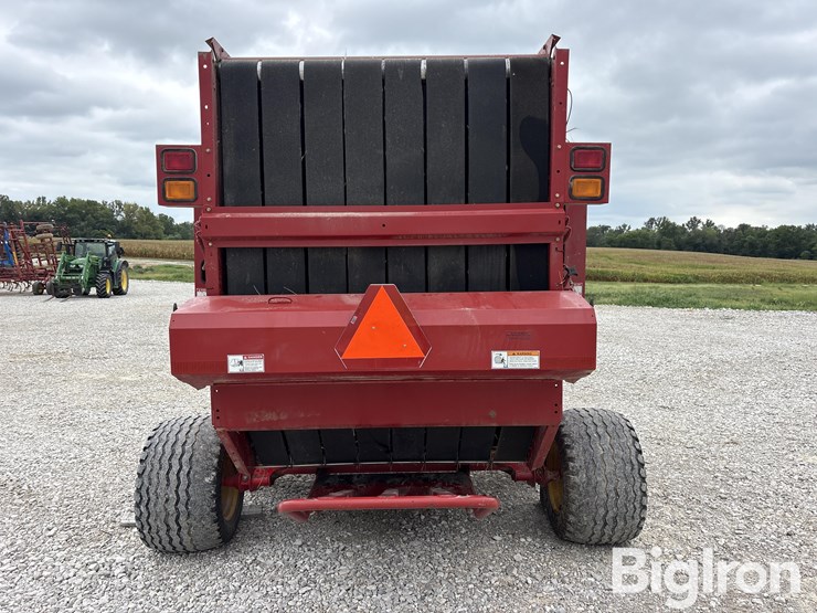 2005-new-holland-br780-image-6