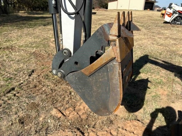 5802024-bobcat-e38-mini-excavator-image-12