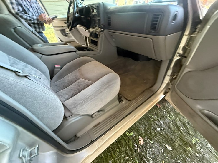 2004-chevrolet-suburban-image-37