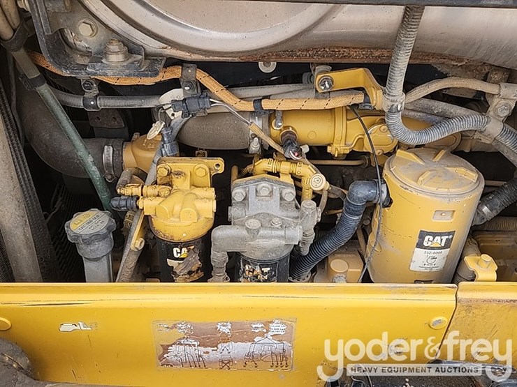 2016-caterpillar-d6n-image-15