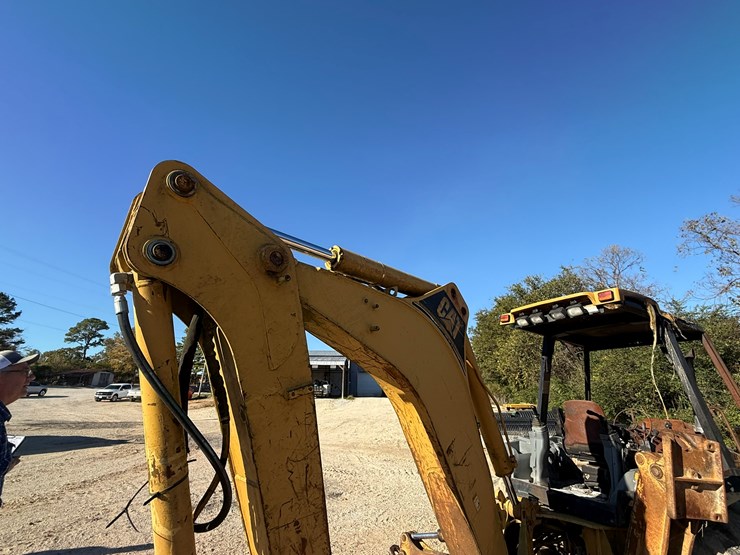 caterpillar-420d-image-21