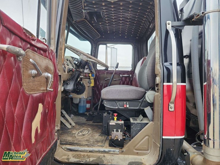 1976-mack-r600-image-17