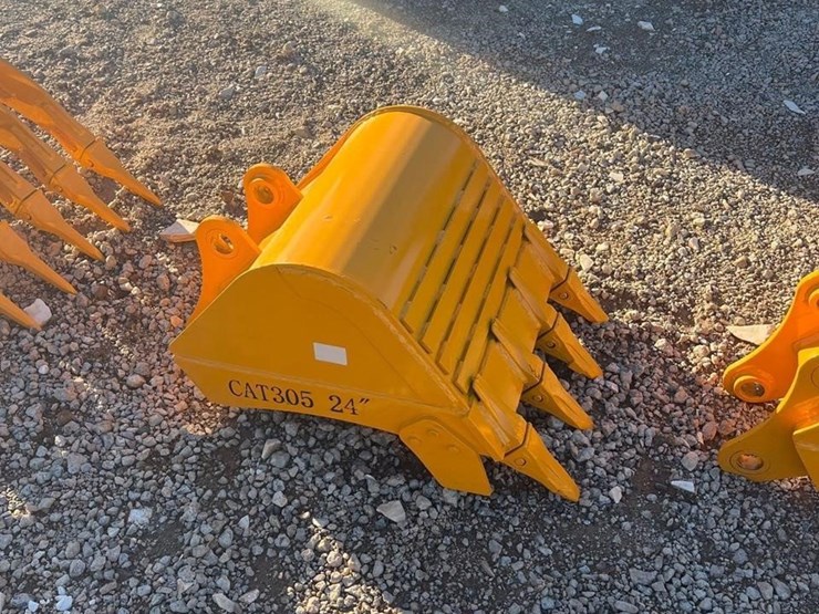 cat305-24in-excavator-bucket-image-1