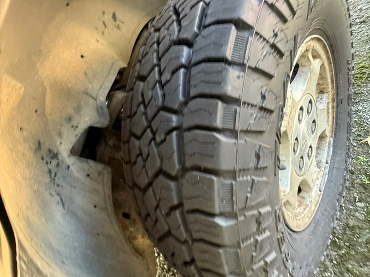 2004-chevrolet-suburban-image-11