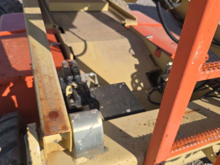 2011-jlg-4069le-image-11