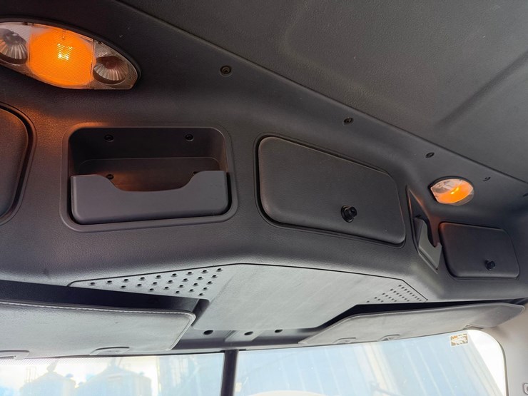 freightliner-semi-tractor-image-34