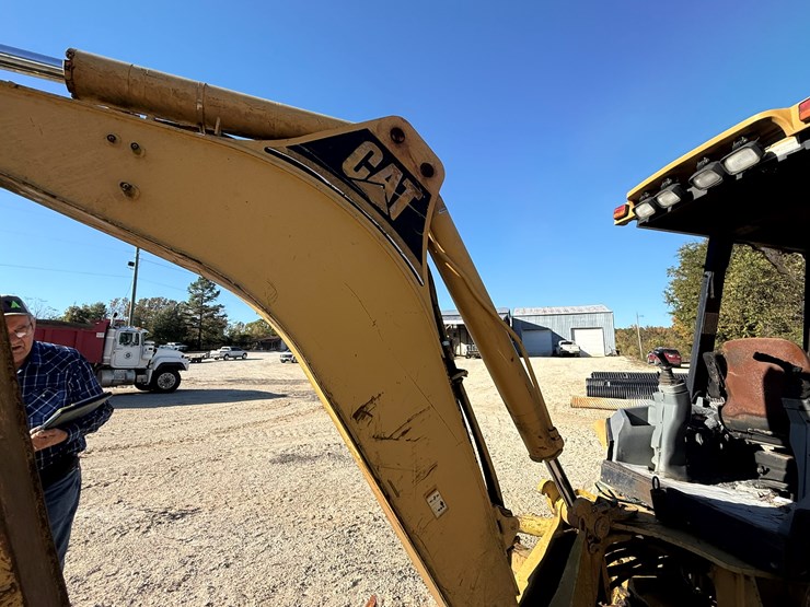 caterpillar-420d-image-16