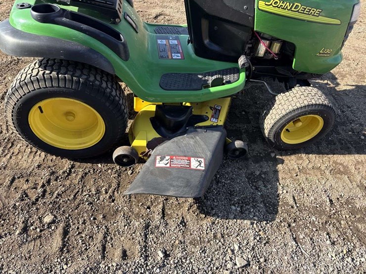 john-deere-l130-lawn-tractor-image-7