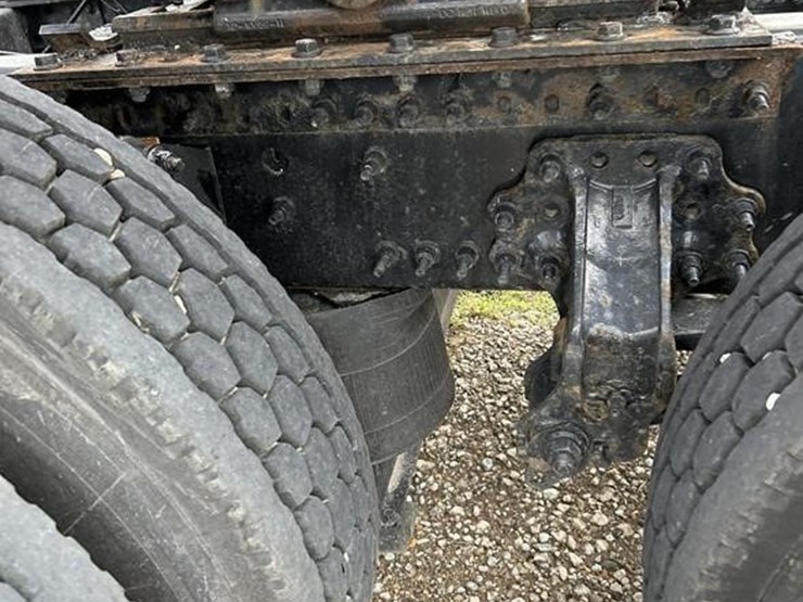 volvo-vnl42t670-image-36