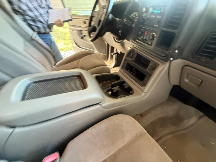 2004-chevrolet-suburban-image-40