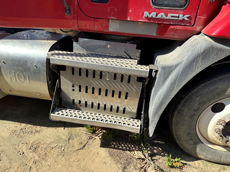 #33708-•-2014-mack-cxu-t/a-daycab-truck-tractor-1m1aw02y3em038036-image-45