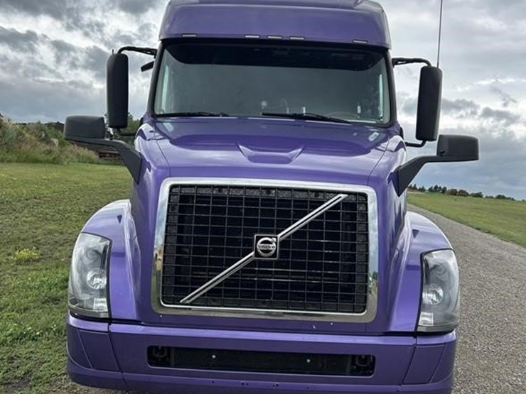 volvo-vnl42t670-image-2