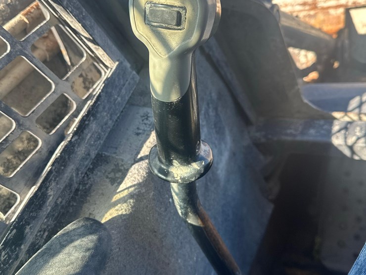 new-holland-l175-image-17