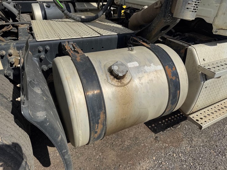 freightliner-semi-tractor-image-15