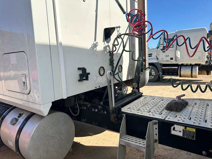 #33704-•-2011-mack-cxu-t/a-sleeper-truck-tractor-1m1aw09y8bm013165-image-26