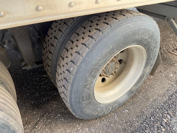 freightliner-semi-tractor-image-13