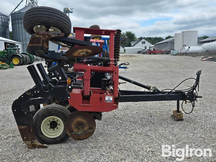 unverferth-130-zone-builder-no-till-ripper-image-4