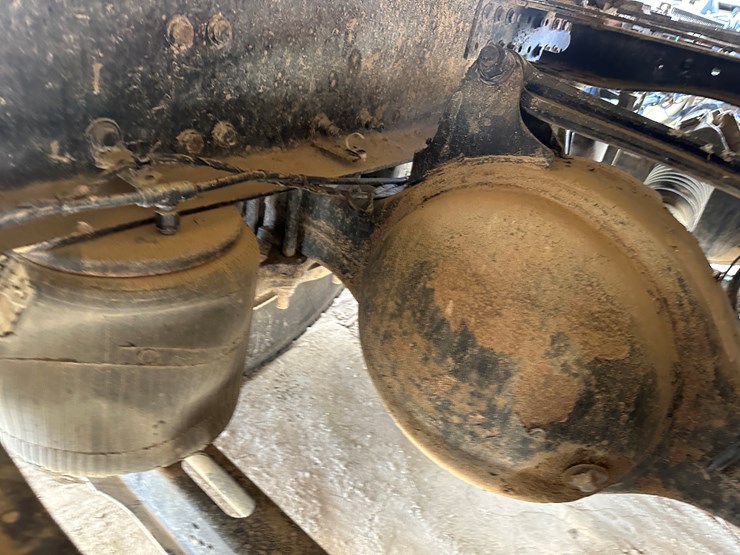 #33710-•-2011-mack-cxu-t/a-sleeper-truck-tractor-1m1aw09y3bm013638-image-17