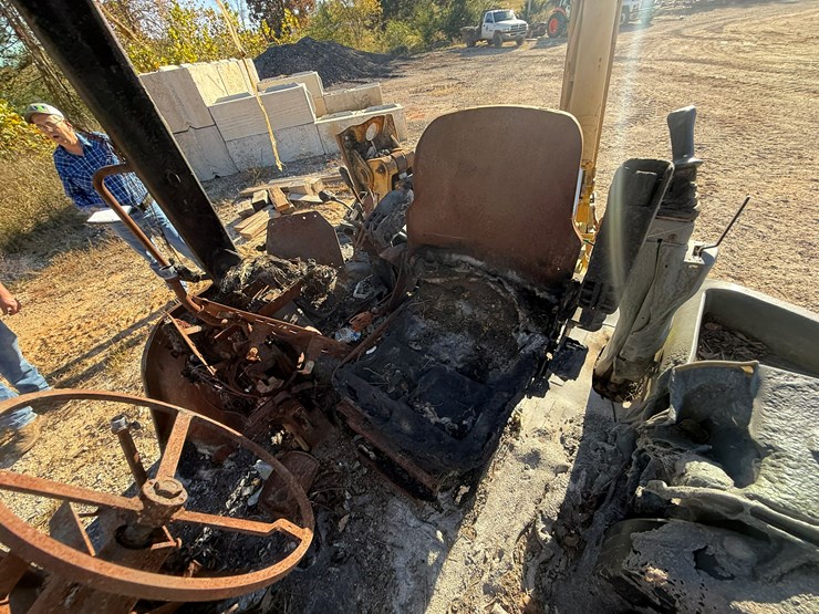 caterpillar-420d-image-89